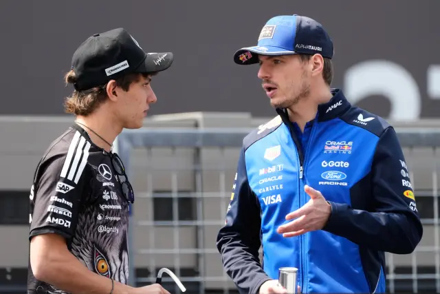 Max Verstappen junto a Kimi Antonelli, actual líder del Mundial