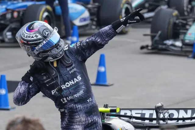 Kimi Antonelli celebrando su victoria en Japón y el liderato