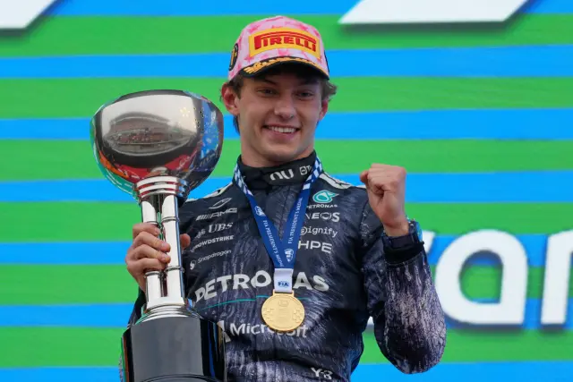 Kimi Antonelli celebrando su victoria en Suzuka