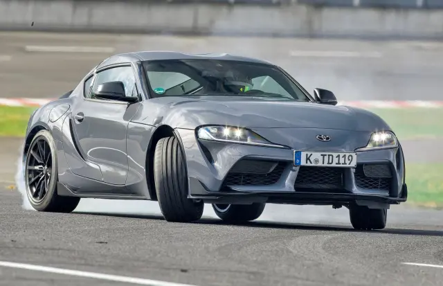 Honda Civic Type R vs Toyota GR Supra Lightweight Evolution. Curva de Supra.