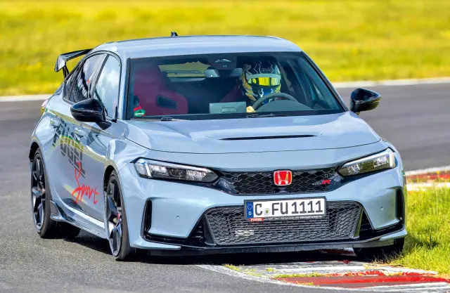 Honda Civic Type R vs Toyota GR Supra Lightweight Evolution. Curva del Civic.