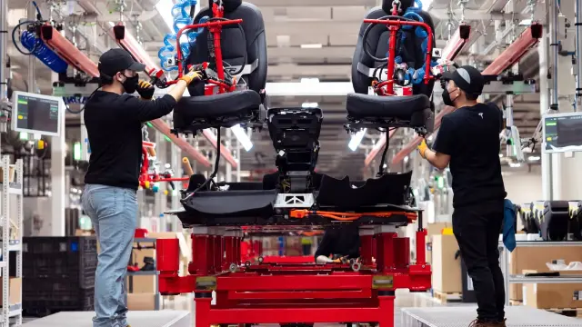 Tesla fabrica más que vende.