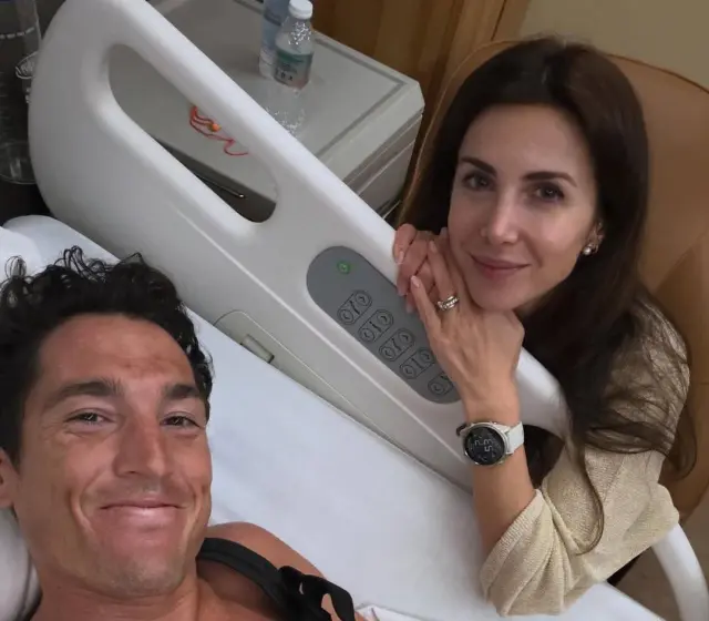 Aleix Espargaró acompañado de su mujer tras el accidente