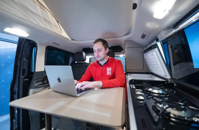 Me he subido a la Mercedes Clase V Marco Polo de 2026. Mesa interior.