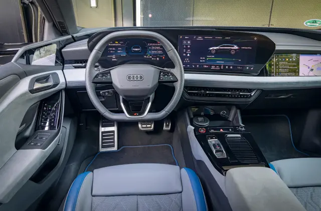 BMW i5 M60 Touring vs. Audi S6 Avant e-tron. Cockpit del Audi.