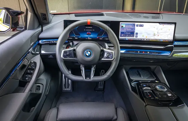 BMW i5 M60 Touring vs. Audi S6 Avant e-tron. Cockpit del BMW.