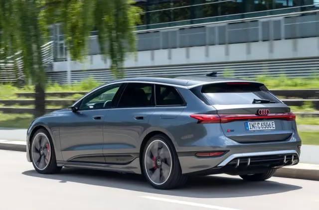 BMW i5 M60 Touring vs. Audi S6 Avant e-tron. Zaga del Audi.