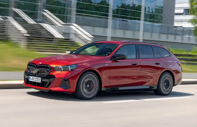 BMW i5 M60 Touring vs. Audi S6 Avant e-tron. Barrido del BMW.