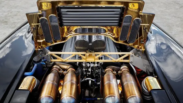 Motor del McLaren F1 con una hoja de oro de 24 quilates.
