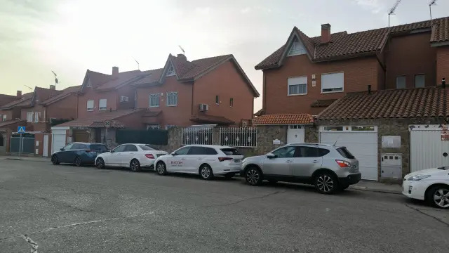 Los vecinos, ante la imposibilidad de aparcar, buscan huecos incluso en sus propios vados