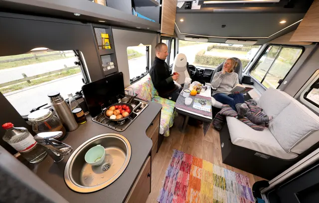 He probado la autocaravana Dethleffs Trend I 7057 EBL. Comedor.