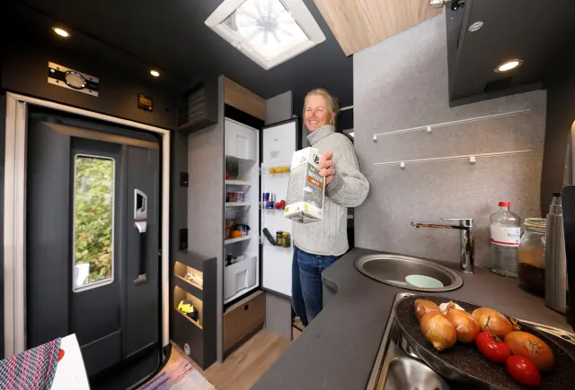 He probado la autocaravana Dethleffs Trend I 7057 EBL. Cocina.