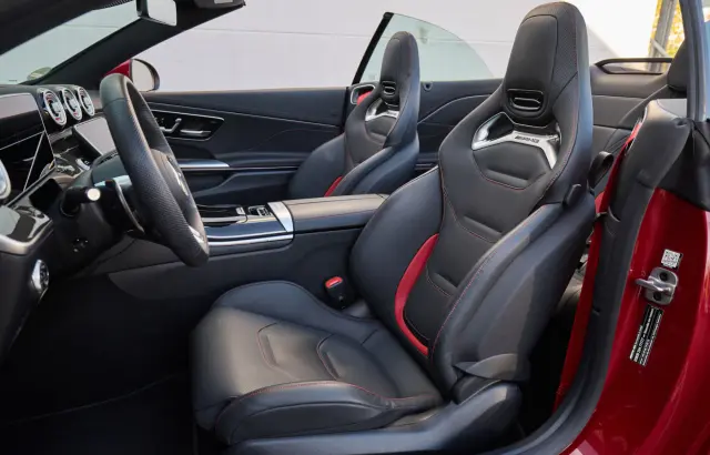 BMW M4 Competition Cabrio xDrive vs. Mercedes-AMG CLE 53 4Matic+ Cabrio. Asientos.