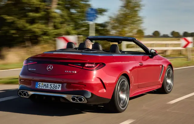 BMW M4 Competition Cabrio xDrive vs. Mercedes-AMG CLE 53 4Matic+ Cabrio. Zaga del Mercedes.