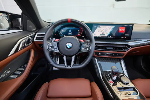BMW M4 Competition Cabrio xDrive vs. Mercedes-AMG CLE 53 4Matic+ Cabrio. Cockpit del BMW.