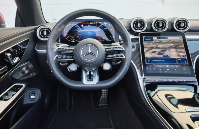 BMW M4 Competition Cabrio xDrive vs. Mercedes-AMG CLE 53 4Matic+ Cabrio. Cockpit del Mercedes.