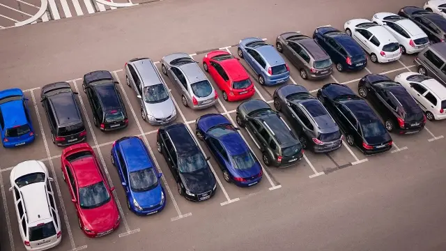 Multa de hasta 3.000 euros por dejar el coche inmovilizado y sin seguro.