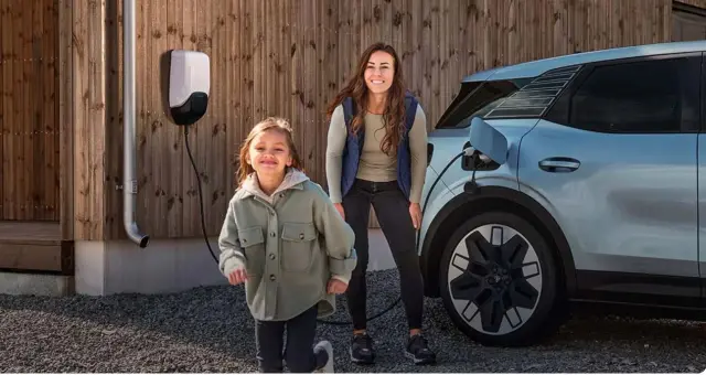Una familia y el coche cargando