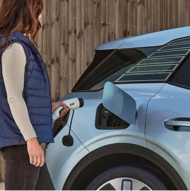 Cargando el coche eléctrico Ford
