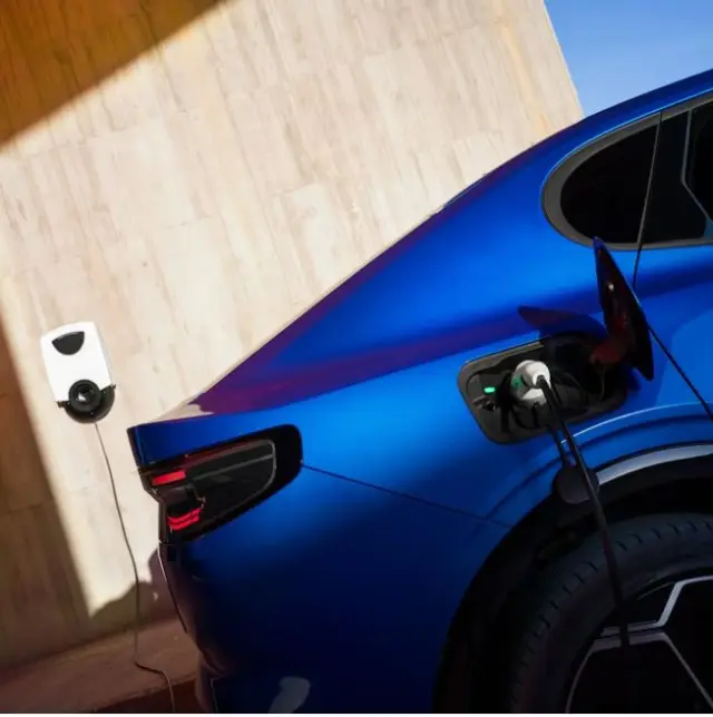 El coche eléctrico de Ford siendo cargado