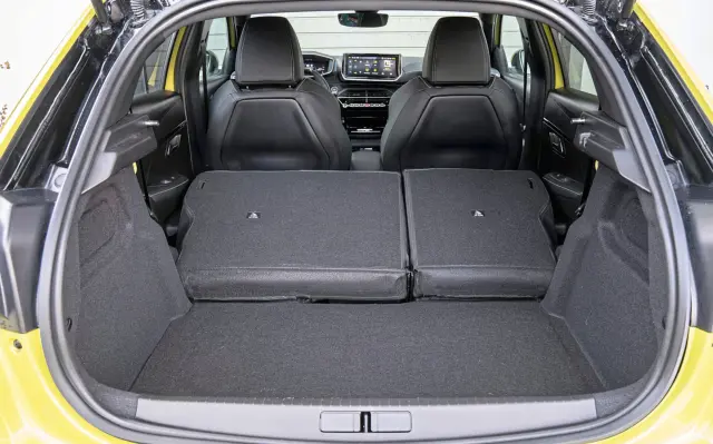 Peugeot 208 110 e-DSC6 vs Seat Ibiza 1.0 TSI. Maletero del 208.