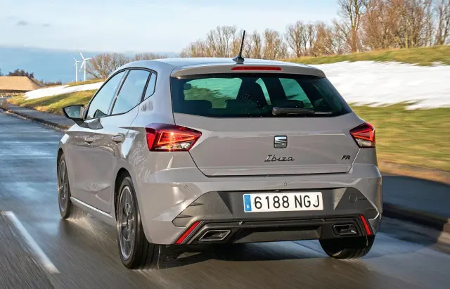 Peugeot 208 110 e-DSC6 vs Seat Ibiza 1.0 TSI. Zada del Ibiza,