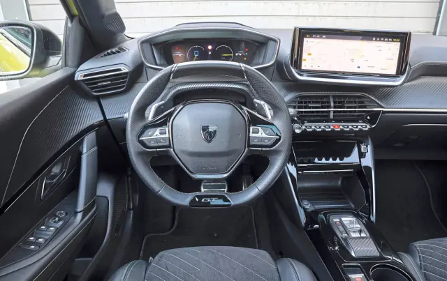 Peugeot 208 110 e-DSC6 vs Seat Ibiza 1.0 TSI. Cockpit del 208.
