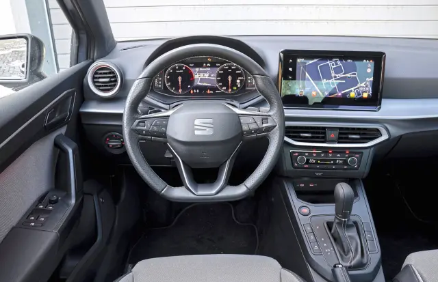 Peugeot 208 110 e-DSC6 vs Seat Ibiza 1.0 TSI. Cockpit del Ibiza.