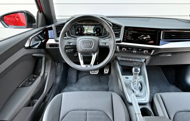 Audi A1 40 TFSI vs. Mini John Cooper Works. Cockpit del A1.