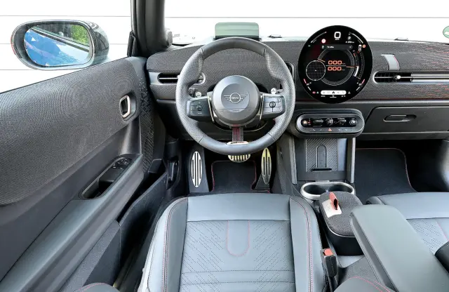 Audi A1 40 TFSI vs. Mini John Cooper Works. Cockpit del Mini.