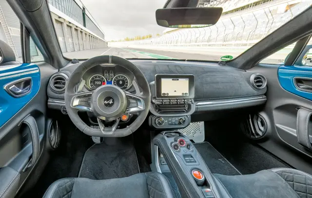 Enfrentamos al Alpine A110 GTS vs. Lotus Emira Turbo SE. Cockpit del Alpine.