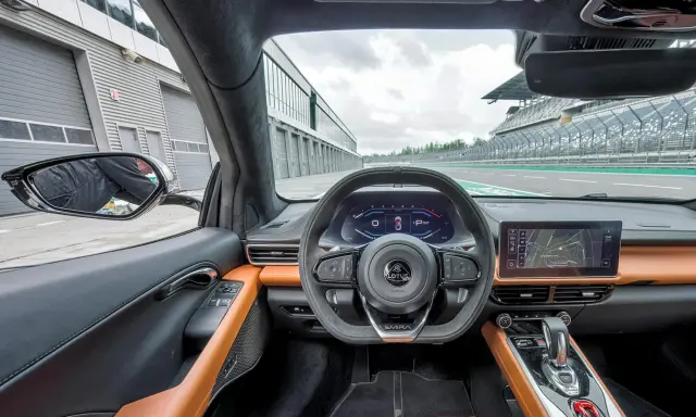 Enfrentamos al Alpine A110 GTS vs. Lotus Emira Turbo SE. Cockpit del Lotus.