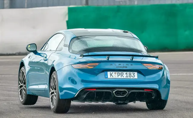 Enfrentamos al Alpine A110 GTS vs. Lotus Emira Turbo SE. Zaga del Alpine.