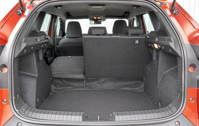 Citroën C3 Aircross Turbo 100, Dacia Duster Eco-G 100. Maletero del Skoda.