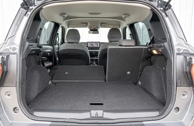Citroën C3 Aircross Turbo 100, Dacia Duster Eco-G 100. Maletero del Citroën.