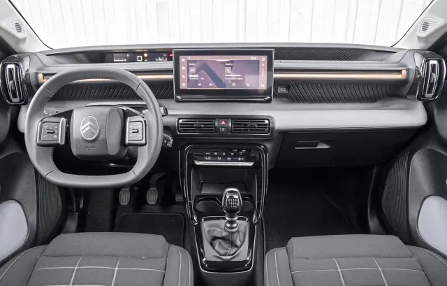 Citroën C3 Aircross Turbo 100 vs Dacia Duster Eco-G 100. Cockpit del C3 Aircross.