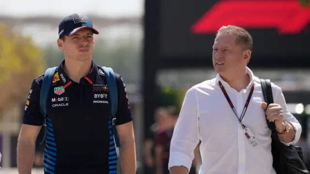 Jos y Max Verstappen, padre e hijo por el paddock