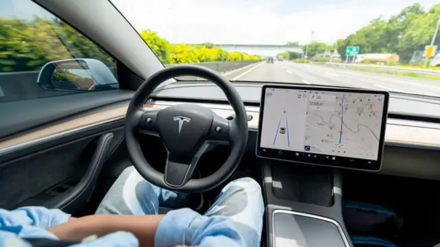 El uso de la conducción autónoma cada vez está más de moda entre los usuarios de Tesla
