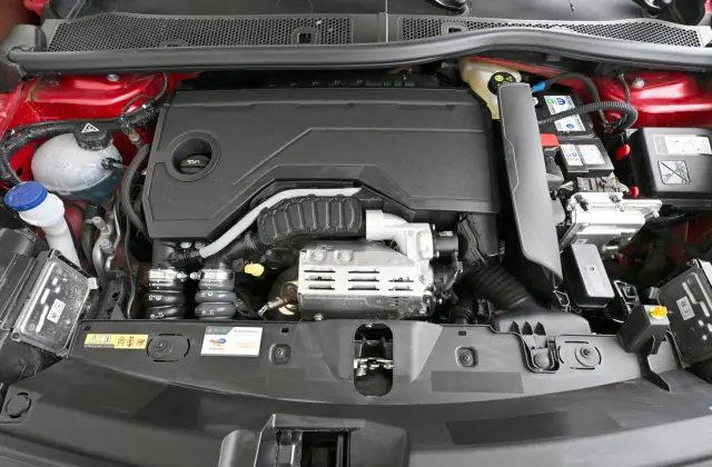 Peugeot 2008 Hybrid 145 e-DSC6 vs Volkswagen T-Roc 1.5 eTSI. Motor del 2008.
