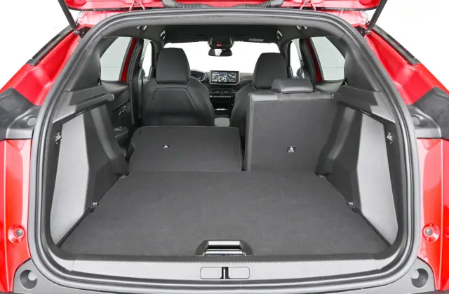 Peugeot 2008 Hybrid 145 e-DSC6 vs Volkswagen T-Roc 1.5 eTSI. Maletero del 2008.