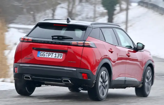 Peugeot 2008 Hybrid 145 e-DSC6 vs Volkswagen T-Roc 1.5 eTSI. Zaga del 2008.
