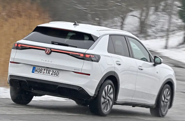 Peugeot 2008 Hybrid 145 e-DSC6 vs Volkswagen T-Roc 1.5 eTSI. Zaga del Volkswagen.