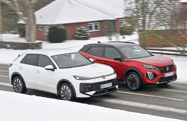 Peugeot 2008 Hybrid 145 e-DSC6 vs Volkswagen T-Roc 1.5 eTSI.