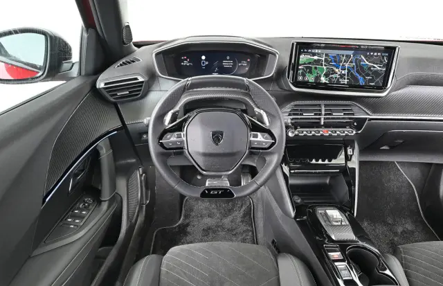 Enfrentamos al Peugeot 2008 Hybrid 145 e-DSC6 vs Volkswagen T-Roc 1.5 eTSI. Cockpit del 2008.