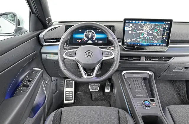 Enfrentamos al Peugeot 2008 Hybrid 145 e-DSC6 vs Volkswagen T-Roc 1.5 eTSI. Cockpit del T-Roc.