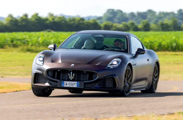 Comparativa del Mercedes-AMG GT 63 4Matic+ vs. Maserati GranTurismo Trofeo. Morro del Maserati.