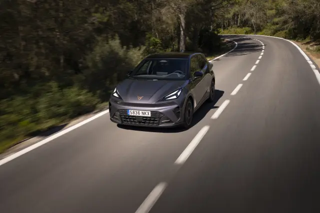Dispone de toma de carga de 130 kWh