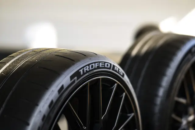 Pirelli P Zero R y Trofeo RS