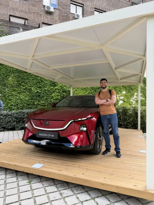 Nuestro compañero Diego Suárez junto al Mazda CX-6e