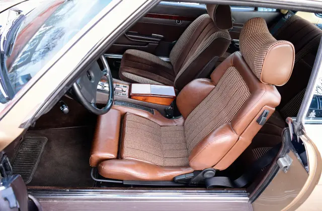 Comparativa: tres Mercedes clásicos con motores V8. Interior del SLC.